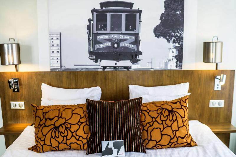Standard Twin Room image 1