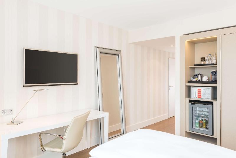 Superior Double Room with Park View image 1