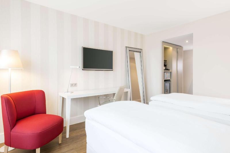 Superior Double Room with Park View image 3