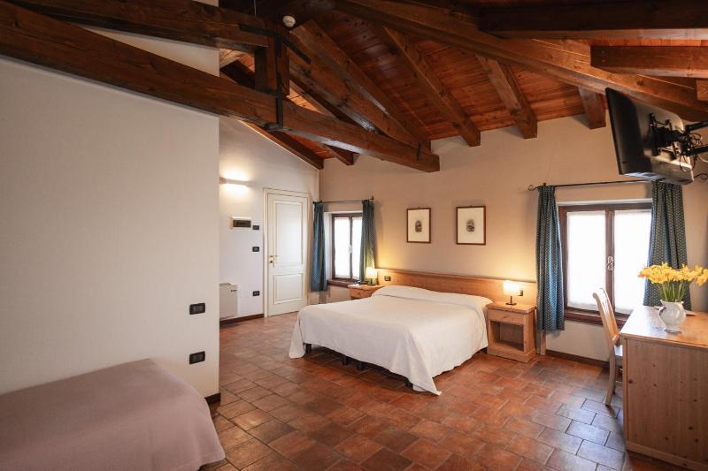 Standard Triple Room image 2