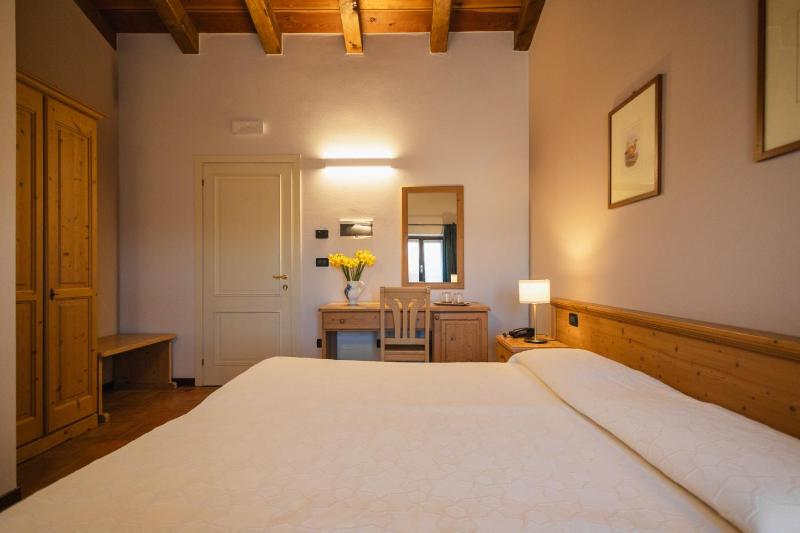 Double or Twin Room image 4