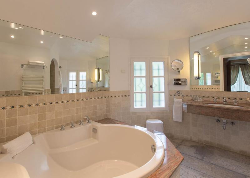 Junior Suite with Balcony image 4