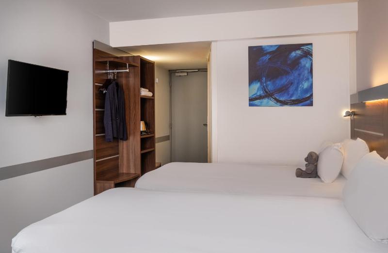 Standard Twin Room image 3