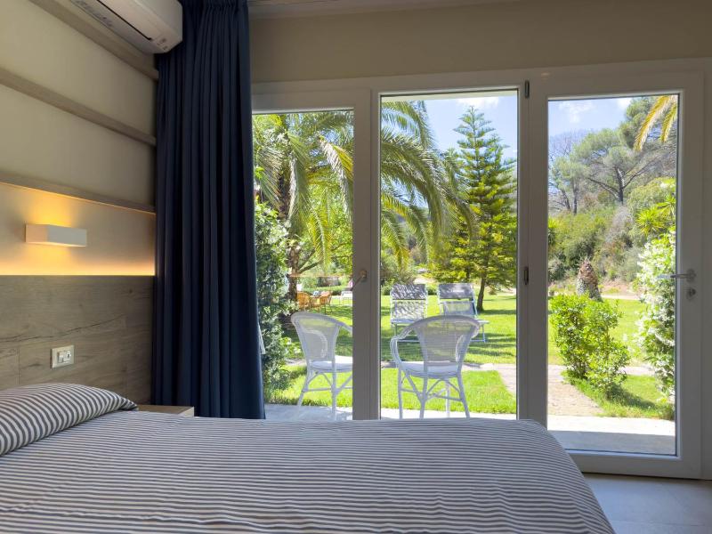 Deluxe Double or Twin Room with Garden View image 3