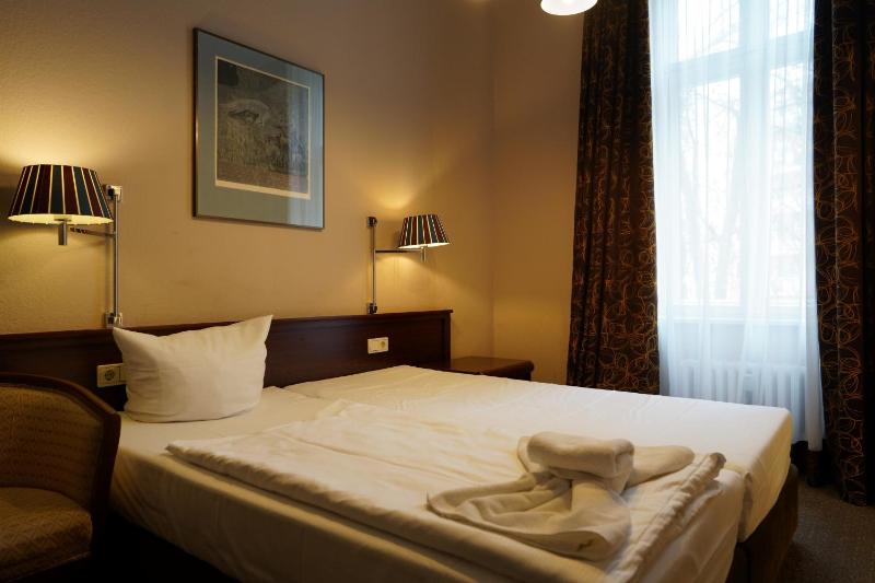Double Room image 4