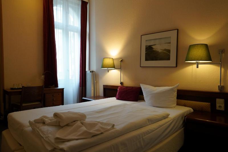 Double Room image 3