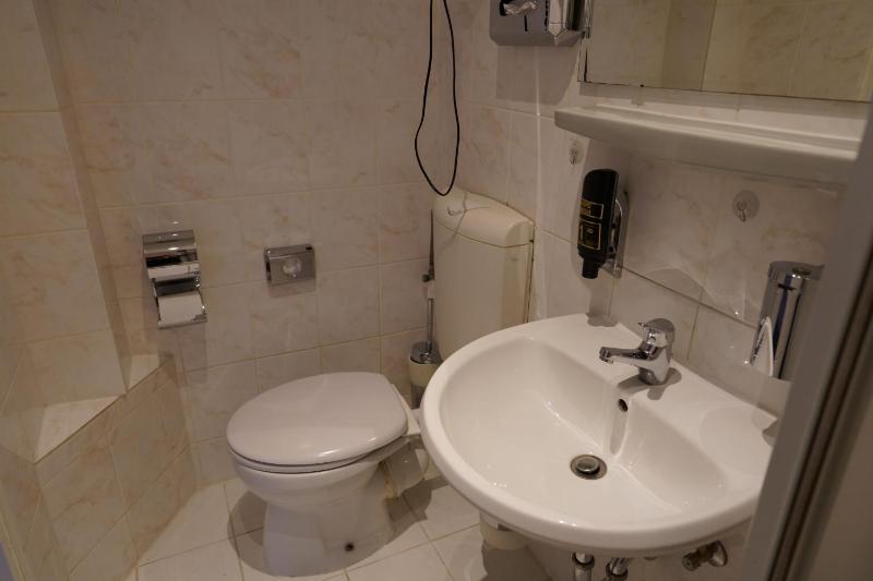 Quadruple Room image 2