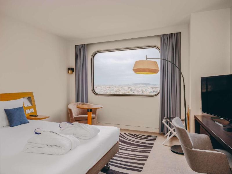 Executive Queen Room With Sofa Bed image 2