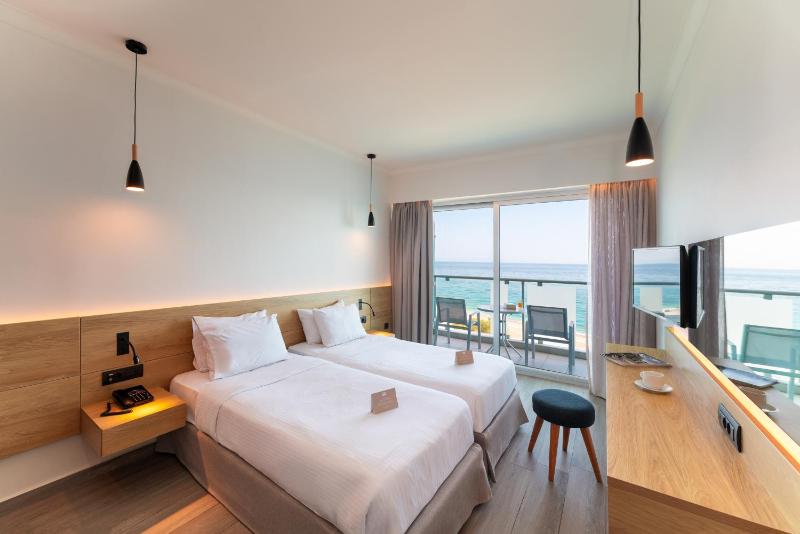 Superior Double or Twin Room with Sea View image 4