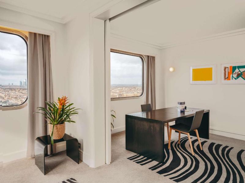 Executive Suite with View image 2