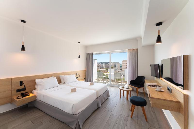 Superior Double or Twin Room with Partial Sea View image 3