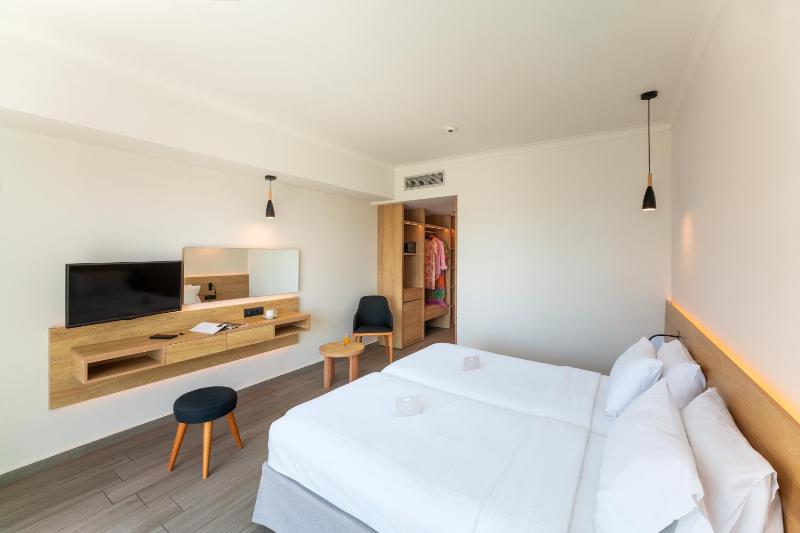 Superior Double or Twin Room with Partial Sea View image 4