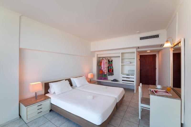 Standard Double or Twin Room with Sea View image 4