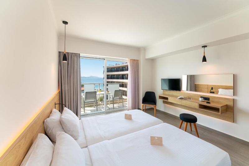 Superior Double or Twin Room with Partial Sea View image 1