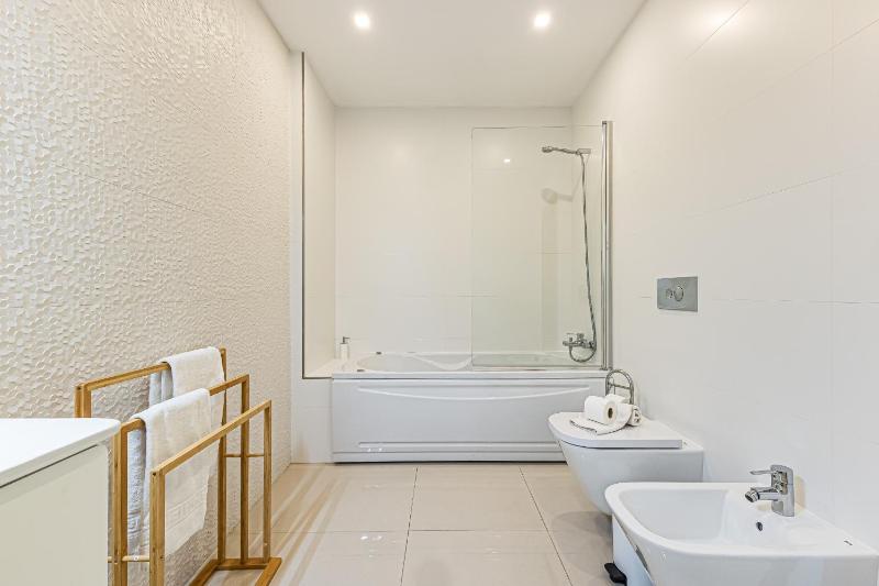 Adega Deluxe 2 Bed Pool and Gym - image 26