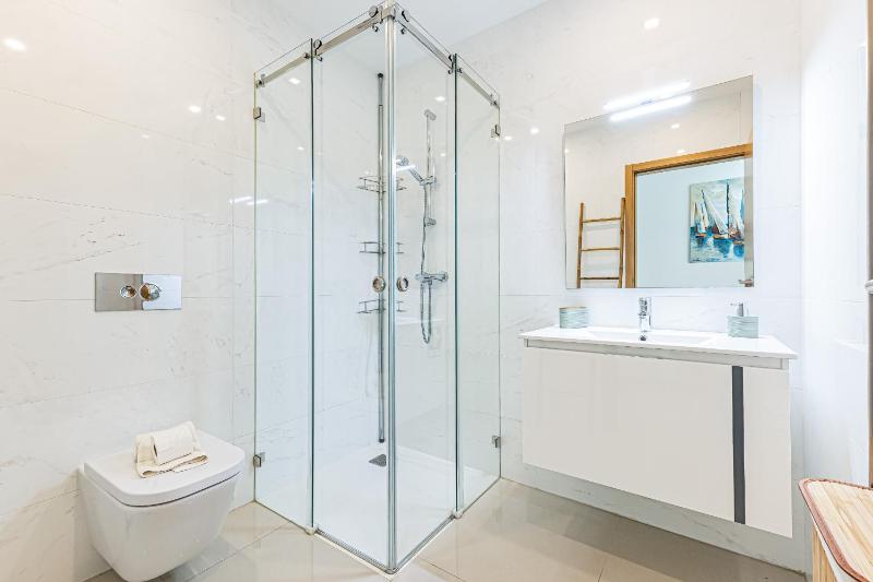 Adega Deluxe 2 Bed Pool and Gym - image 15