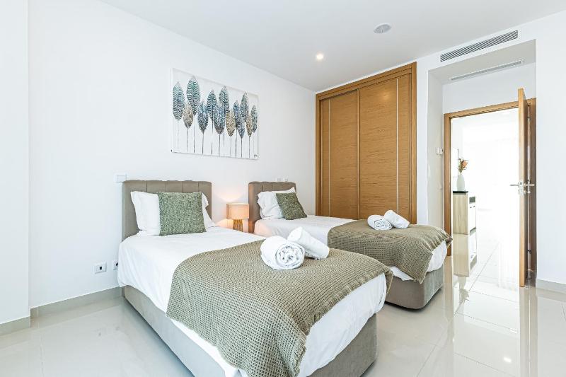 Adega Deluxe 2 Bed Pool and Gym - image 27