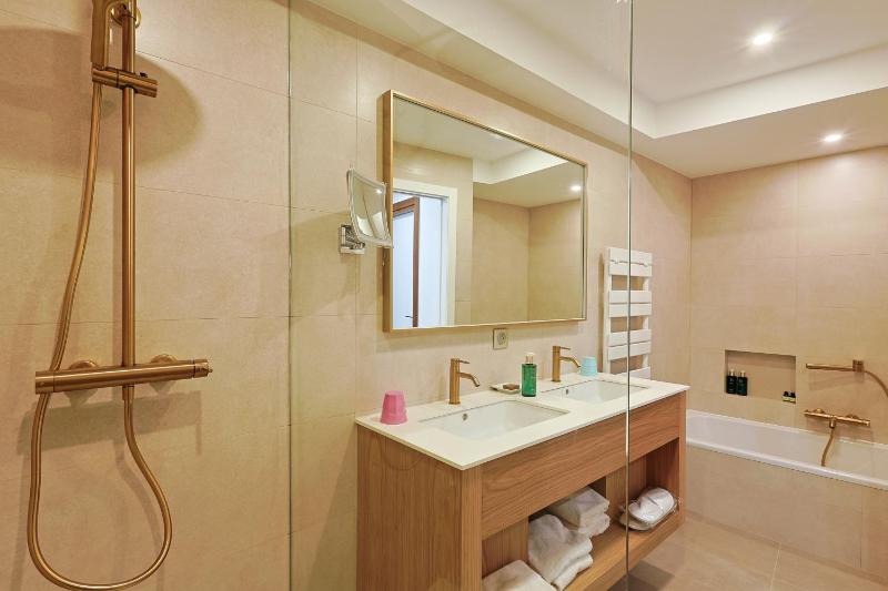 Privilege Single Room with Terrace image 3