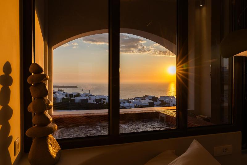 Niabelon Suites - Private Jacuzzi Sunset View - image 1