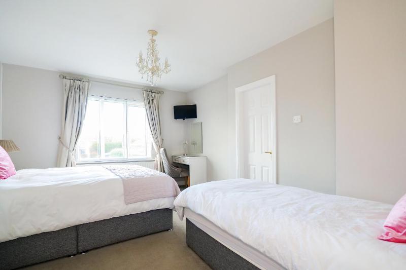 Deluxe Triple Room image 4