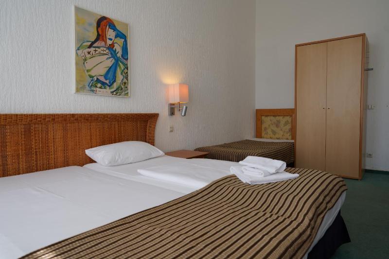 Triple Room with Shared Bathroom image 4