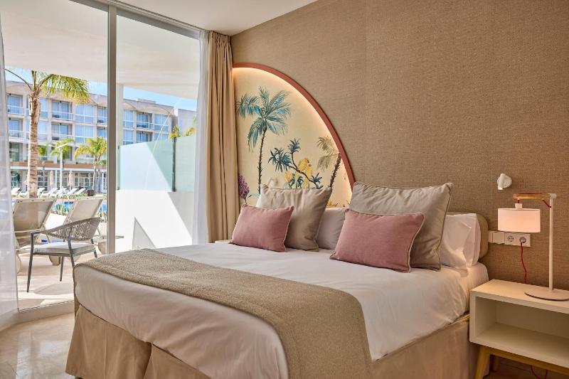 Junior Suite with Private Pool image 3