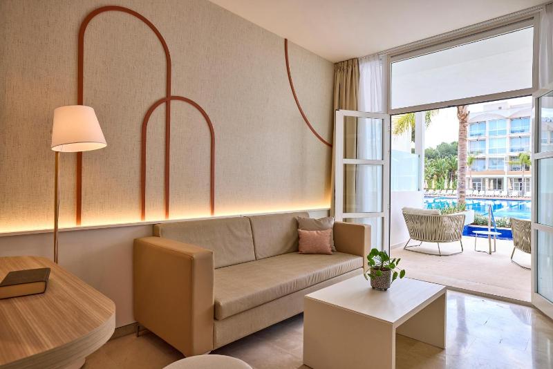 Junior Suite with Private Pool image 4