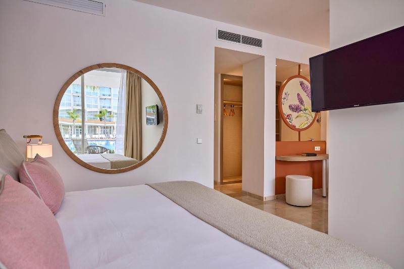 Junior Suite with Private Pool image 2