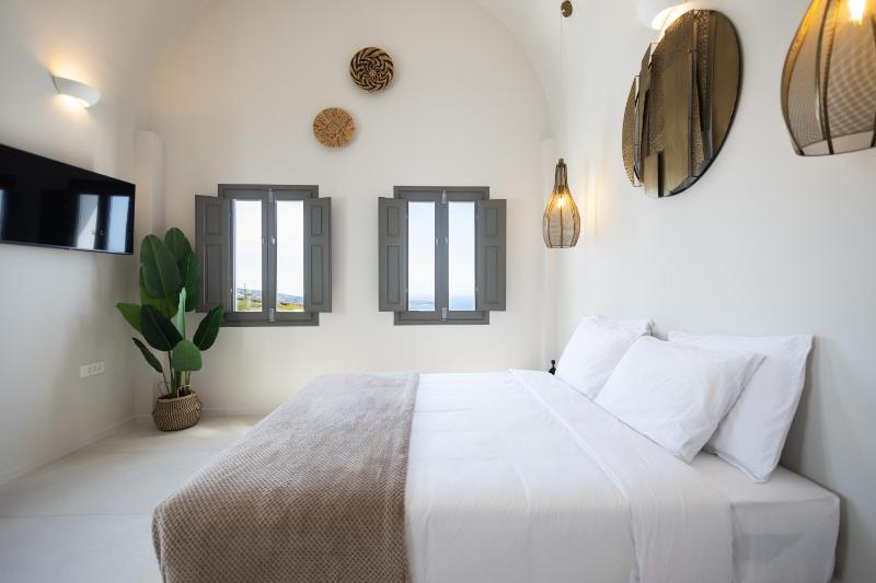 Niabelon Suites - Private Jacuzzi Sunset View - image 3