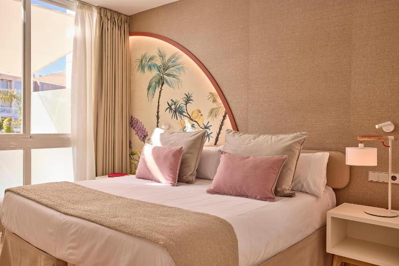 Junior Suite with Private Terrace and Plunge Pool image 4