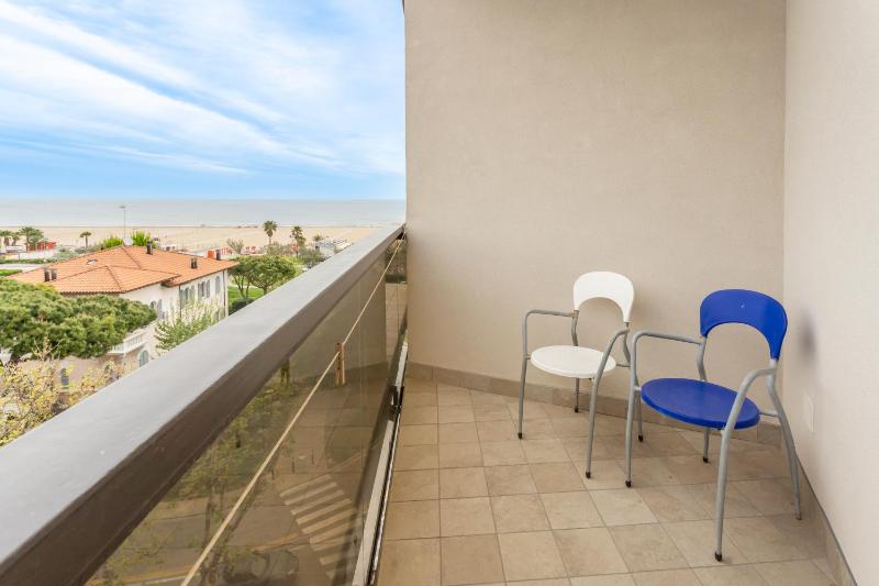 Double or Twin Room with Balcony image 4