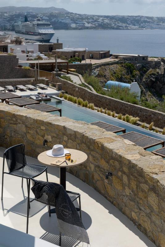 Deluxe Sea View Suite with outdoor mini plunge pool image 2