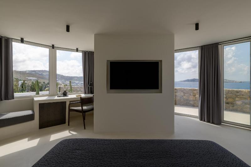 Deluxe Sea View Suite with outdoor mini plunge pool image 3