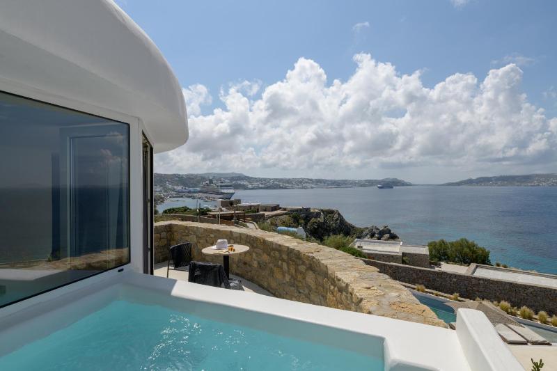 Deluxe Sea View Suite with outdoor mini plunge pool image 4