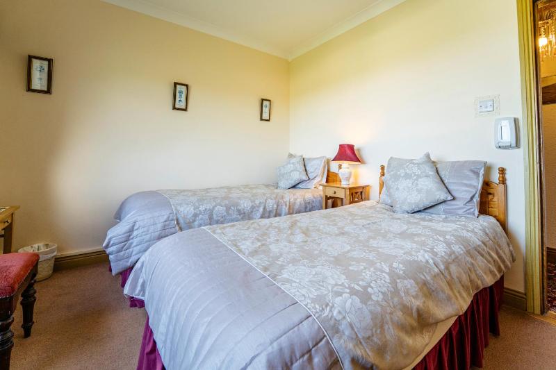 Twin Room image 2