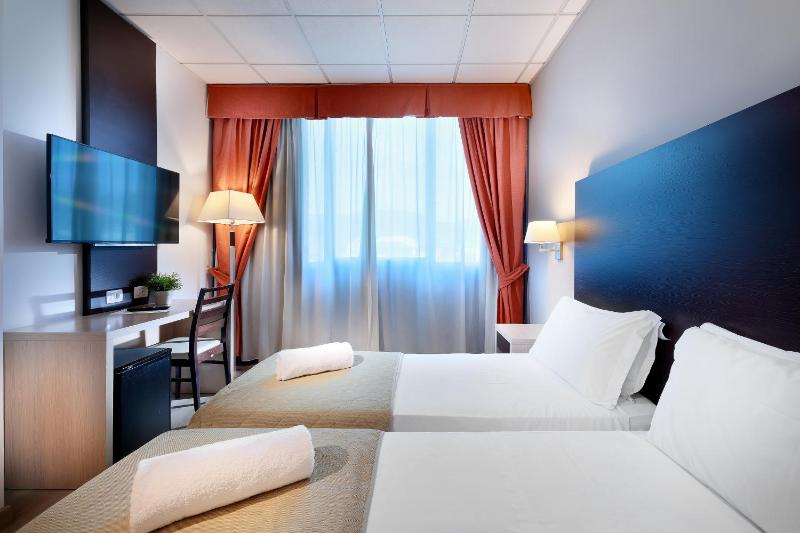 Standard Double or Twin Room image 4