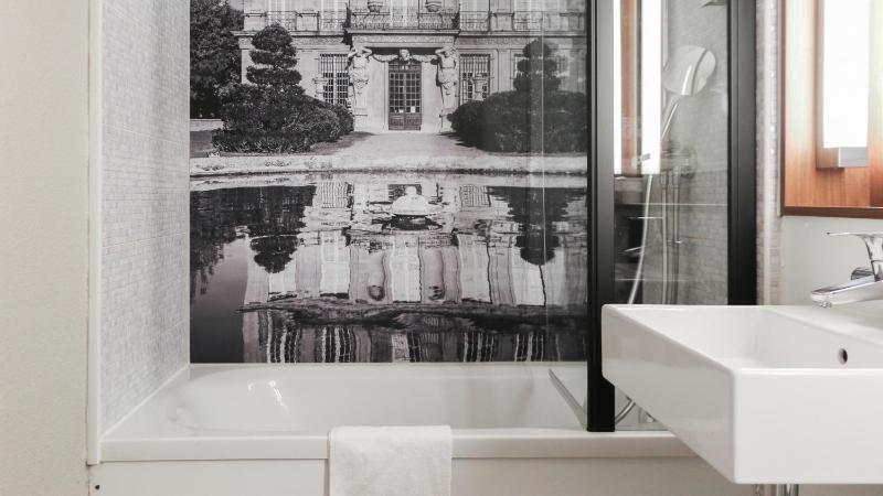 Standard Room - 1 Queen Bed image 3