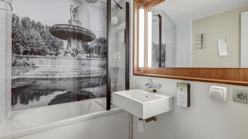 Standard Room - 1 Queen Bed image 2