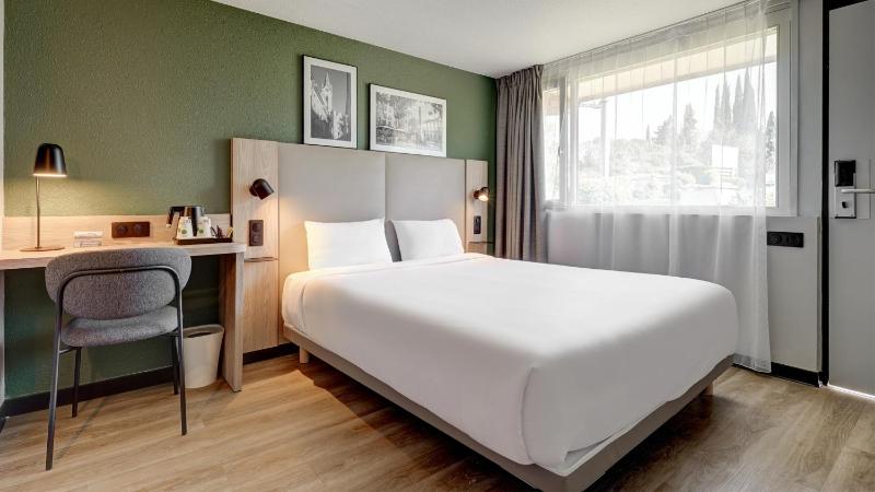 Standard Room - 1 Queen Bed image 1