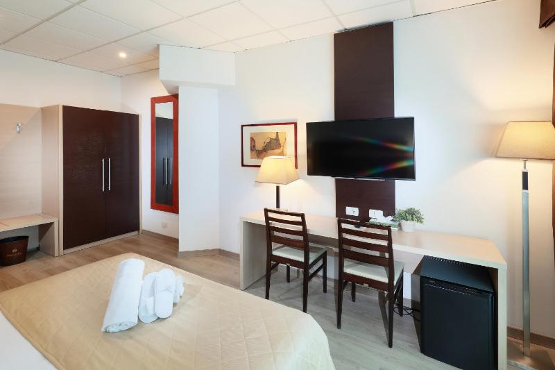 Superior Triple Room image 3