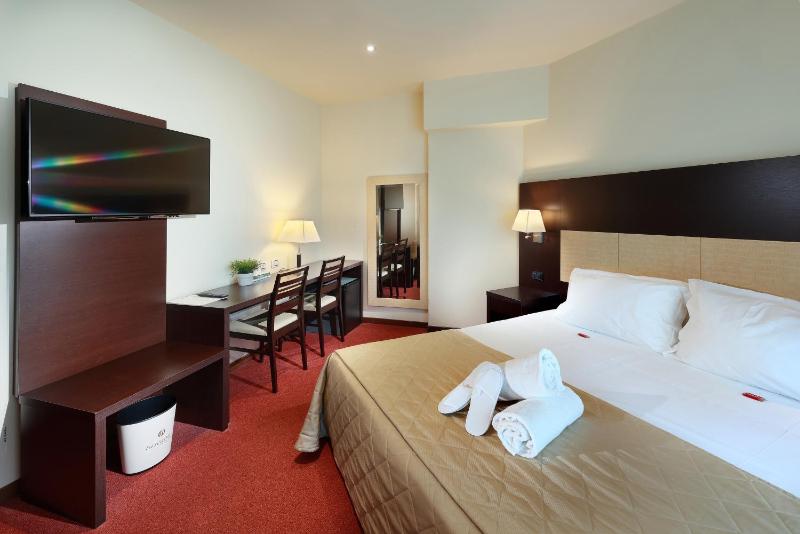 Superior Double or Twin Room image 4