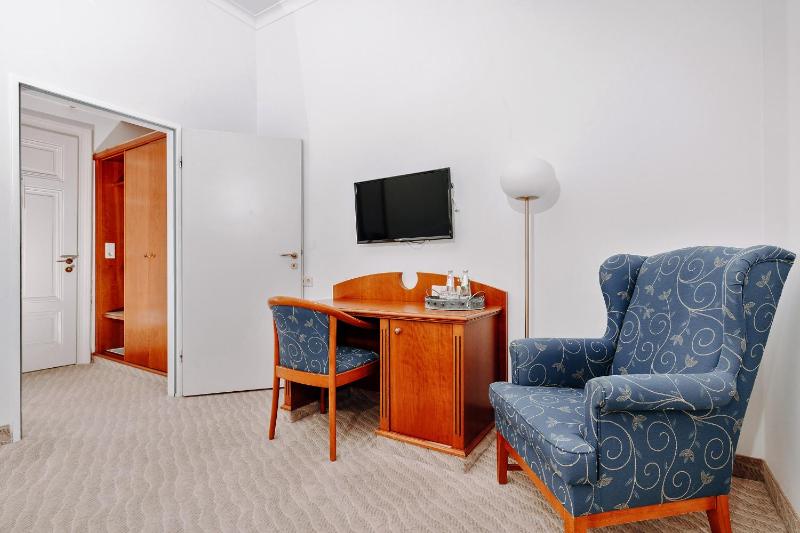 Large Double Room image 3