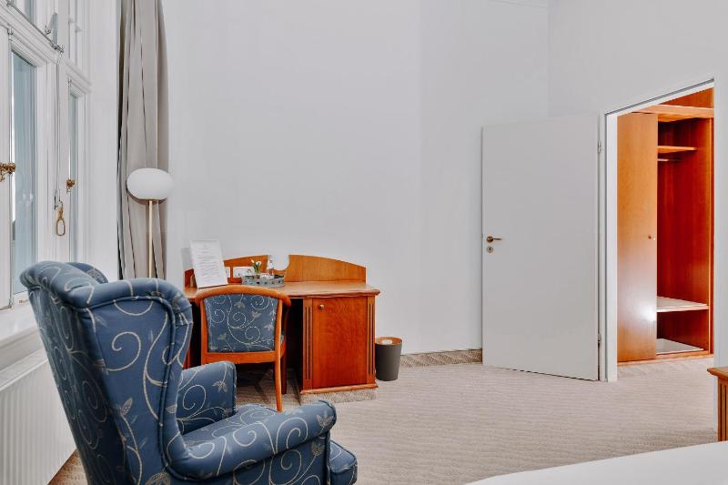 Large Single Room image 3