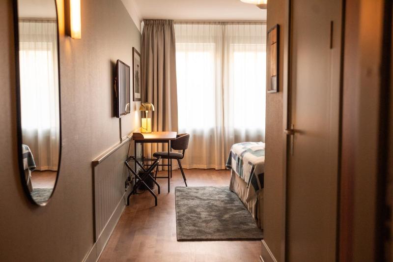 Standard Twin Room image 2