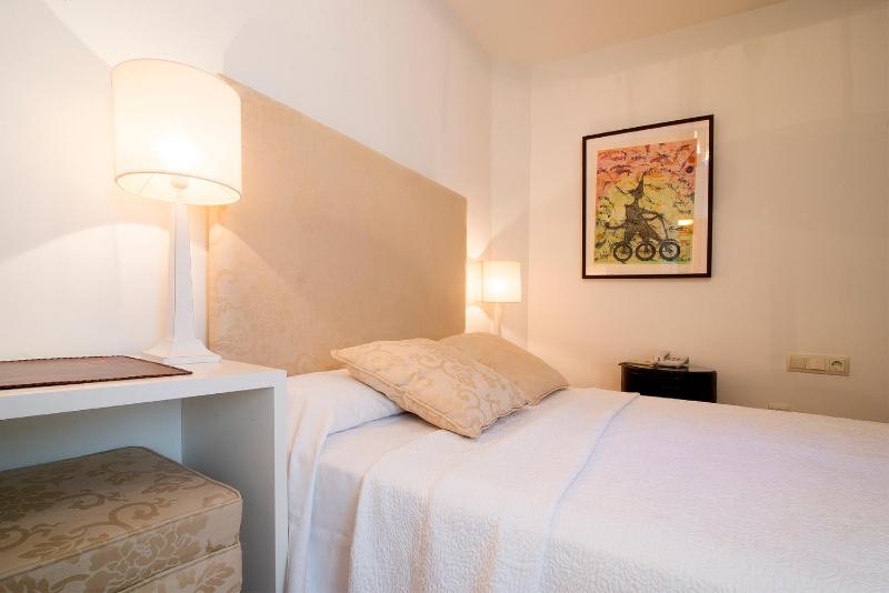 Economy Double Room image 2