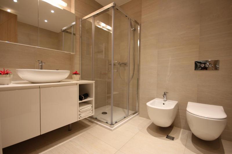 Luxury Three-Bedroom Apartment image 3