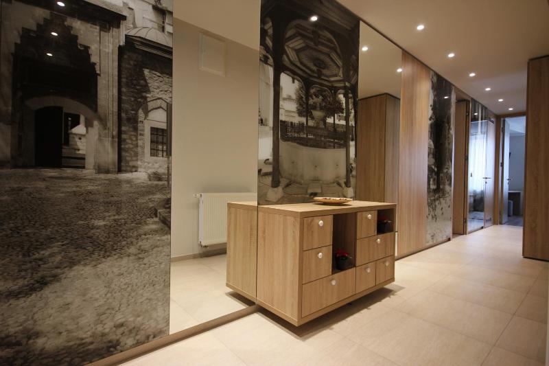 Luxury Three-Bedroom Apartment image 4