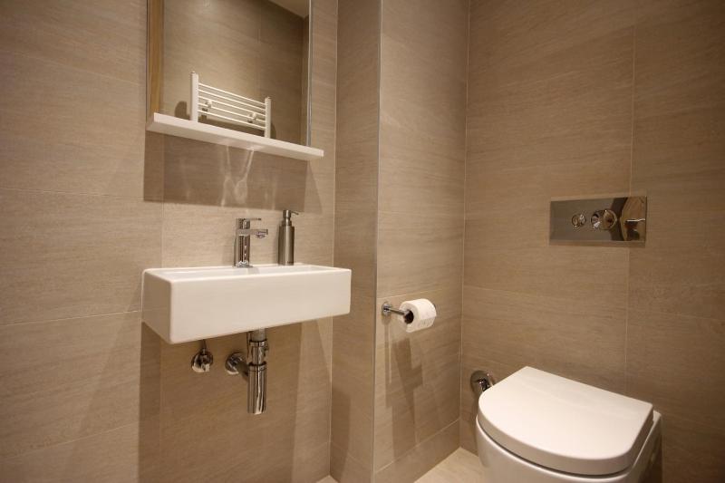 Luxury Three-Bedroom Apartment image 2
