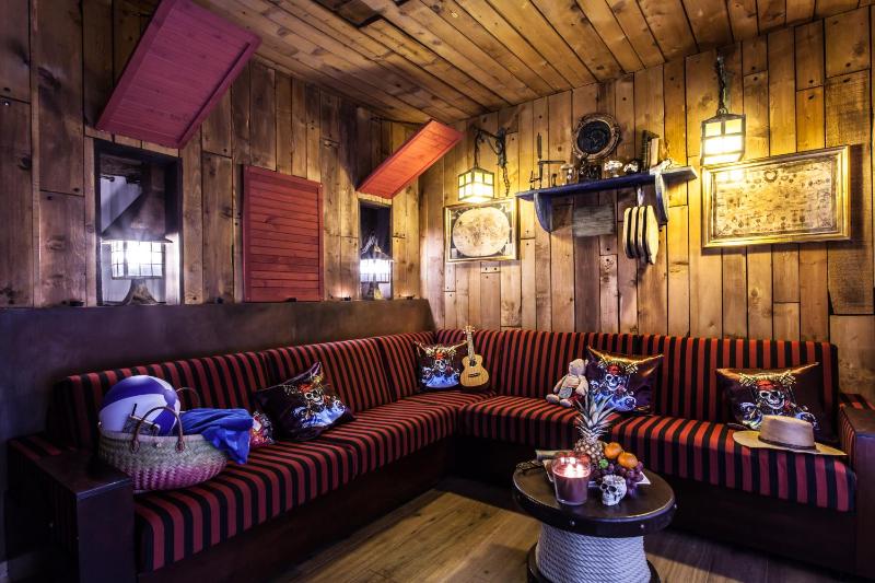 Privilege suite Pirates image 3