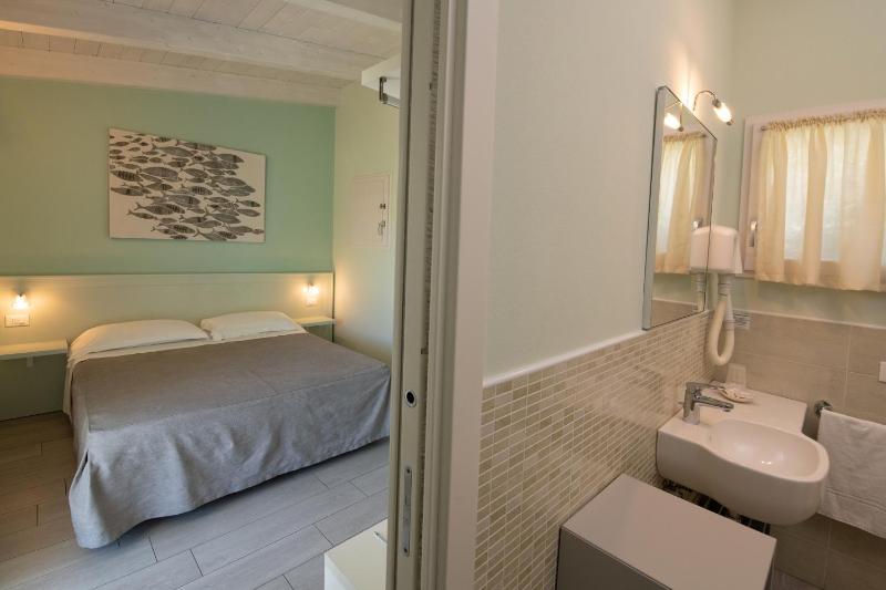 Double Room image 3